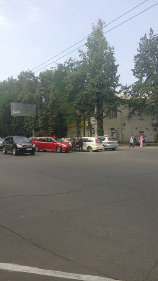 На Токтогула-Абдрахманова столкнулись 2 праворульных автомобиля, - читатель <b><i>(фото)</i></b>