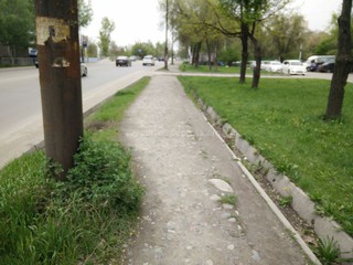 Читатель жалуется на отсутствие тротуара на участке ул.Толстого и состояние арыков <i>(фото)</i>