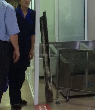 В аэропорту «Манас» с потолка упала металлическая труба, - читатель <i>(фото)</i>