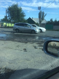 На трассе Бишкек-Ош в селе Новопавловка сделали некачественный ямочный ремонт, - читатель <i>(фото)</i>
