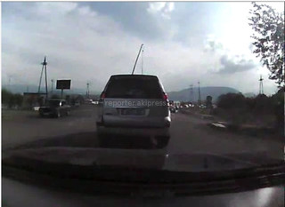 На трассе Балыкчы-Каракол водитель на служебном авто «Тойота Прадо» создавал аварийную ситуацию, - читатель <i>(видео)</i>