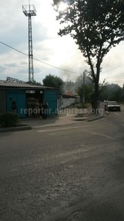 Фото — Пожар на пересечении улиц Фучика и Профсоюзной в Бишкеке
