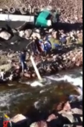 На перевале Тёо-Ашуу в овраг упала большегрузная фура, очевидцы оказали помощь водителю <i>(видео)</i>