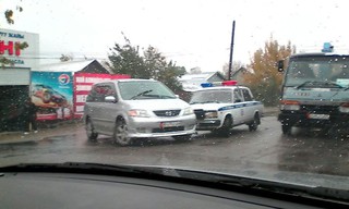 На улице Тоголок Молдо произошло небольшое ДТП с участием 2 легковых автомашин, - очевидец <i>(фото)</i>