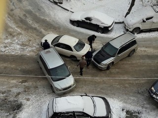 В Бишкеке на ул.Ибраимова у заезда на мост за день произошло 3 ДТП <i>(фото)</i>