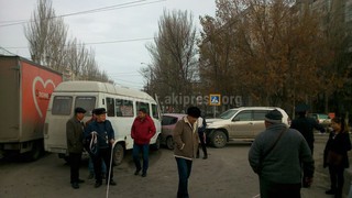 В Бишкеке на ул.Ауэзова столкнулись 2 автомашины и маршрутка <i>(фото)</i>