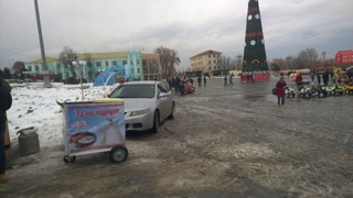 Житель города Ош считает, что мэрия не смогла хорошо оформить площадь к Новому году (фото)