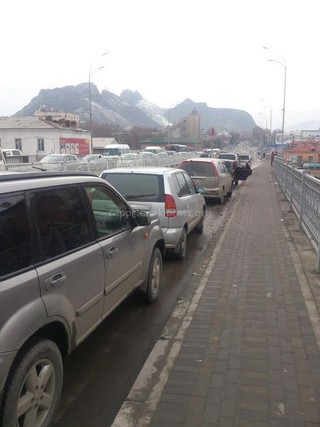 В Оше припаркованные на обочине нового моста машины создают пробку, примите меры, - читатель (фото)
