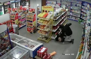 Видео – В с.Аламедин ограбили магазин, воры избили двух продавщиц