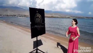Видео — Девушка нарисовала портрет Чингиза Айтматова золотым песком