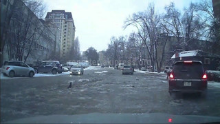 По ул.Элебаева в Бишкеке невозможно проехать из-за крайне неудовлетворительного дорожного полотна, - читатель (видео)