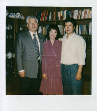 Архивное фото семьи Атамбаевых с Ч.Айтматовым
