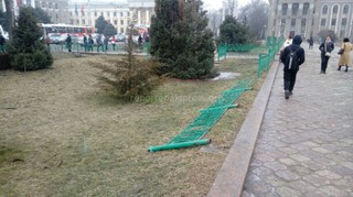 Ограждение возле Национальной филармонии в Бишкеке долгое время лежит на земле, - читатель (фото)