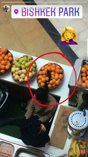 В ТЦ «Бишкек Парк» девушка положила волосы на фрукты, из которых делают сок (фото)