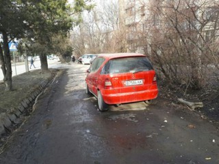 На тротуаре ул.Сухэ-Батора в 6 мкр уже несколько месяцев припарковано авто, - бишкекчанин (фото)