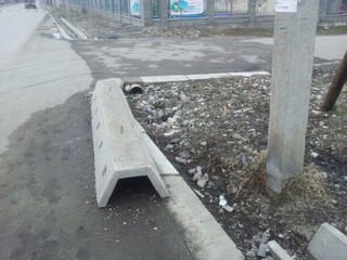 На пересечении улицы Тойгонбаева и переулка Ленинопольского уже месяца 4 лежит бетонный арычный блок, - читатель (фото)