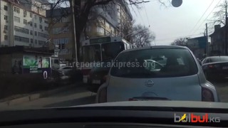 Видео — Водитель выехал на встречную полосу по ул.Московской и заблокировал дорогу троллейбусу