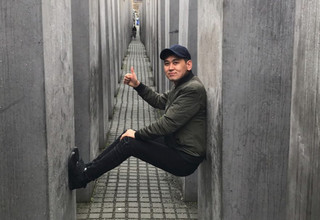 Певца Нурлана Насипа критикуют за неуместное <b>фото</b> на фоне мемориала жертвам Холокоста в Берлине