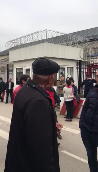 Видео — Возле посольства Китая собралась группа водителей, ожидающих транспортные визы
