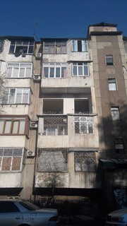 В доме №65 на ул.Тимирязева в квартире №22 уже третий месяц идет с полной перепланировкой, хотя это запрещено, - читатель (фото)