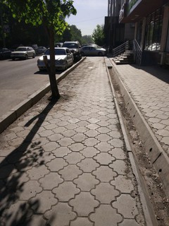 Когда завершится строительство тротуара на отрезке ул.Боконбаева? - бишкекчанин (фото)