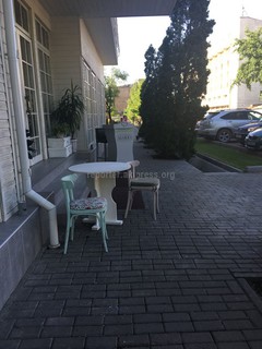 У ресторана «Марио» на ул.Орозбекова на тротуаре поставили стол и стулья, что мешает пешеходам, - читатель (фото)