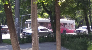 БТУ сразу же отправило тягача, чтобы транспортировать сломанный троллейбус на ул.Московской