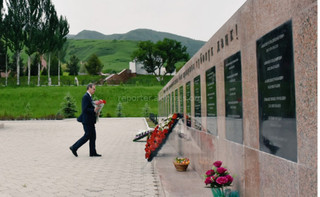 Представитель МИД Великобритании возложил цветы к памятнику погибшим в апрельских событиях