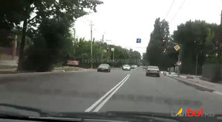 Водители проезжают на красный сигнал светофора по ул.Абдрахманова в Бишкеке (видео)