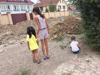 Пенсионерка просит решить проблему с поливной водой, которая топит ее двор на ул.Абдурахманова в Киргизии-1 (фото)