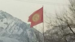 На здании пункта транспортного контроля «Чалдовар» висит порванный флаг (фото)