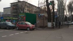 Когда обратят внимание на таксистов, которые паркуются на пешеходном переходе ул.Боконбаева?