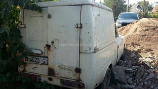 Бишкекчанин просит убрать бесхозную машину, которая стоит на ул.Салиевой уже несколько лет (фото)