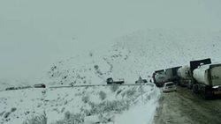 На перевале Кок-Бель автотрассы Бишкек – Ош из-за гололеда образовалась пробка грузовых авто - очевидец (видео)