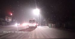 Видео — Алма-Атинская - Чугуева водитель маршрутки №135 проехал на красный свет