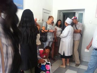 Фото — Очередь на рентген в приемном отделении детской горбольницы №3 Бишкека