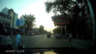 Столичная маршрутка №147 чуть не сбила пешехода на «зебре» <i>(видео)</i>