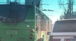 В Бишкеке на Байтик Баатыра-Горького троллейбус №5 повернул со второй полосы, - читатель (видео)
