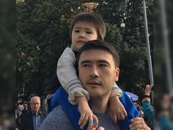 Певец Нурбек Савитахунов собирает деньги на лечение сына