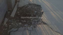 На ул.Фрунзе большая яма на тротуаре, - бишкекчанин (фото)