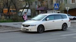 В Бишкеке на К.Акиева-Сыдыкова водитель «Хонды» припарковался на «зебре», - очевидец (фото)