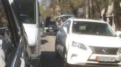 В Бишкеке на ул.Московской три джипа выехали на встречную полосу, - очевидец <i>(видео)</i>