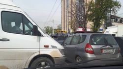 На Ахунбаева-Абая пробка из-за неработающего светофора (видео)
