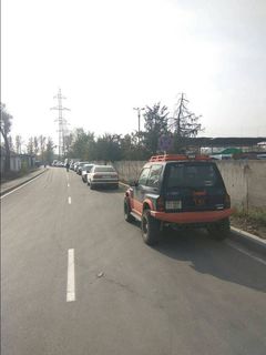 Таксисты заставили машинами одну полосу дороги на ул.Кулиева в Бишкеке (фото)
