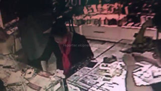 В ЦУМе покупательница украла телефон (видео)