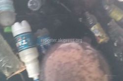 На Ахунбаева-Алыкулова люки водоканала заполнены мусором и водой (видео)