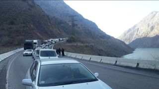 Фото, видео — На 403 км автодороги Бишкек — Ош перевернулась фура с 40 тоннами солярки