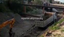 «Бишкекасфальтсервис» грунт из реки на ремонт улиц не берет, - мэрия
