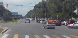 В 12 мкр на Южной магистрали Ваз 2109 проехал перекресток на красный свет светофора (видео)