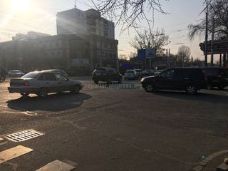Читатель просит поставить светофор на пересечении улиц Ахунбаева и Тыныстанова